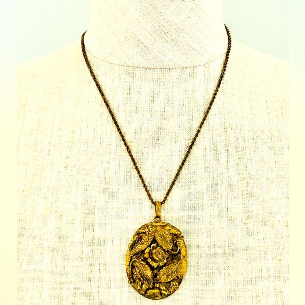 Vintage Gold Floral Pendant Necklace